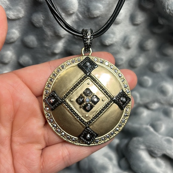 Cute Chico’s Gold Colored Pendant Necklace. - Picture 2 of 4